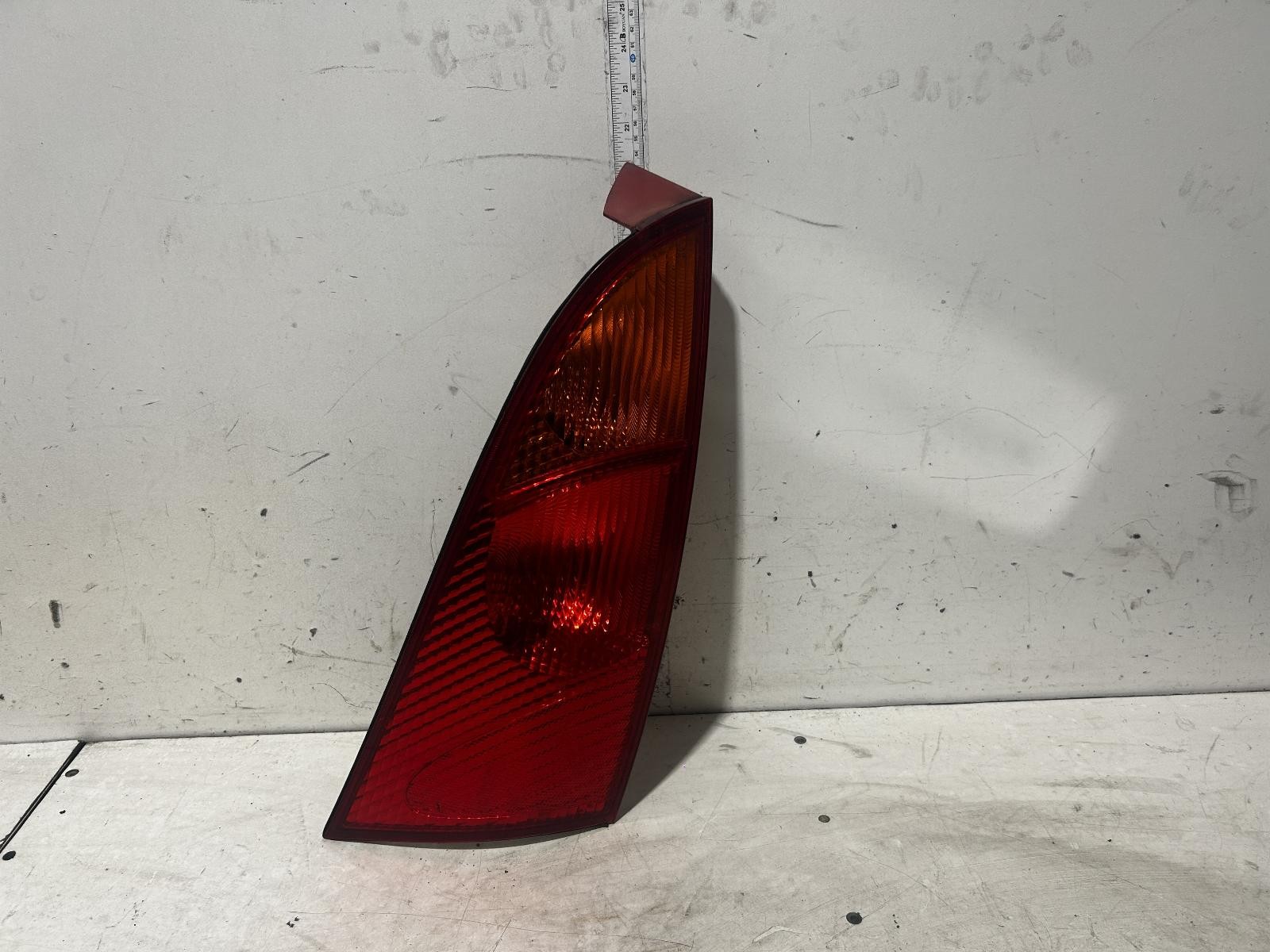 Ford Focus Right Taillight In Body 01/2001-06/2005