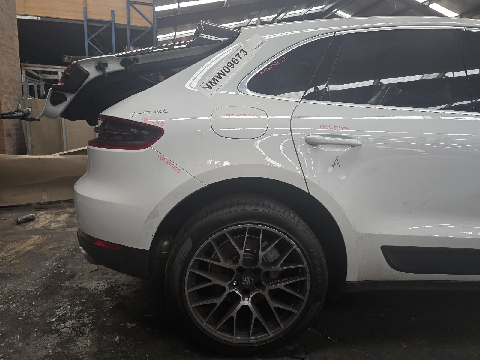 PORSCHE MACAN RIGHT REAR SIDE GLASS 95B 06/2014-12/2025 NMW09673