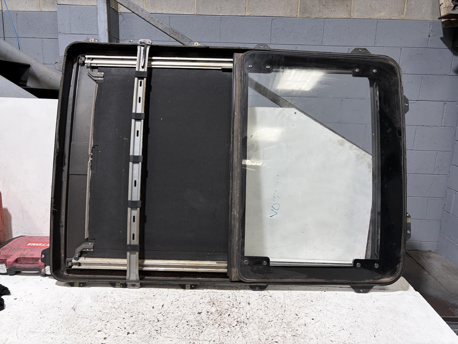 Toyota Hiace Super Custom Middle Sunroof Assembly KZH100 10/1989-12/2004