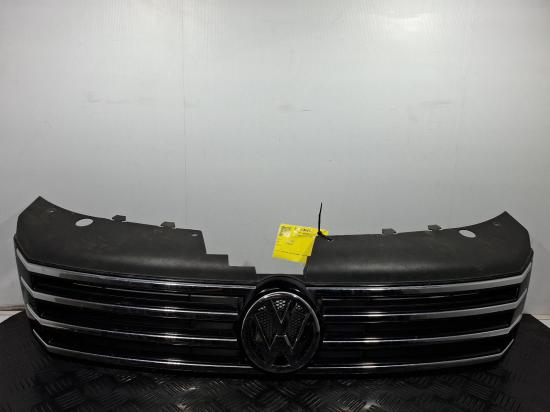 2013 Volkswagen Passat — Grille